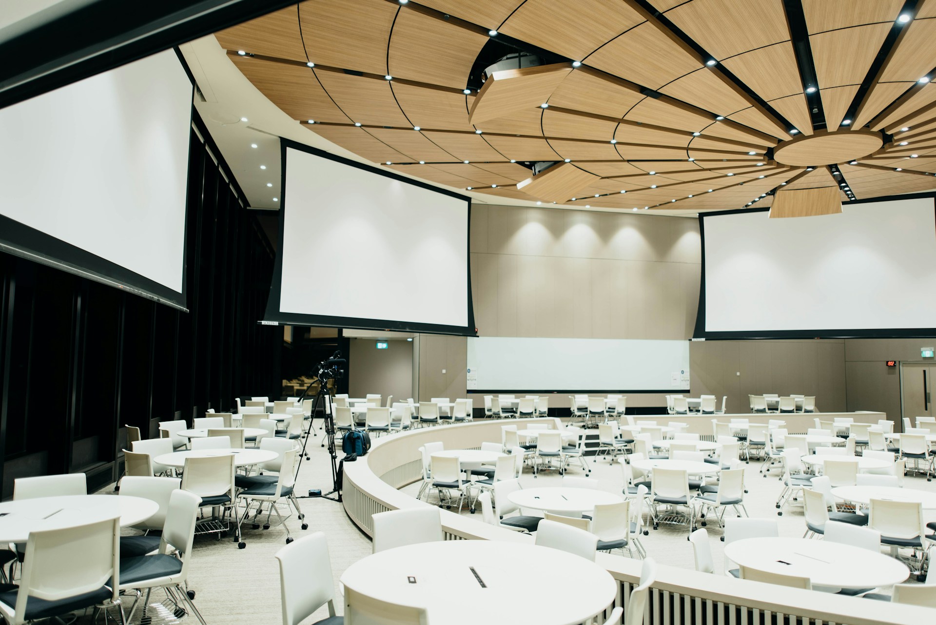 Konferenssi- ja tapahtumatila valaistuna